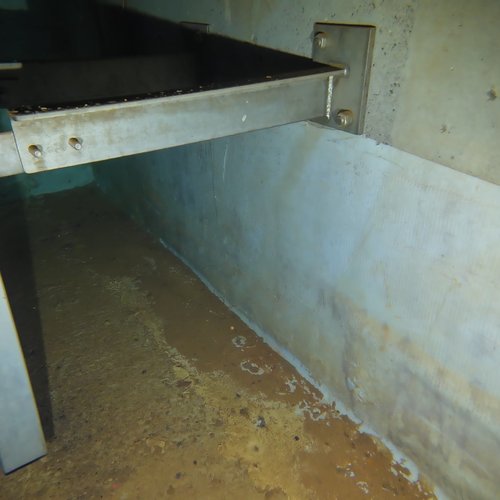 Sprinklertank-Inspektion: Betontank, 15 Jahre – Inspektion Rohrschelle Schwere Sedimente Ecke